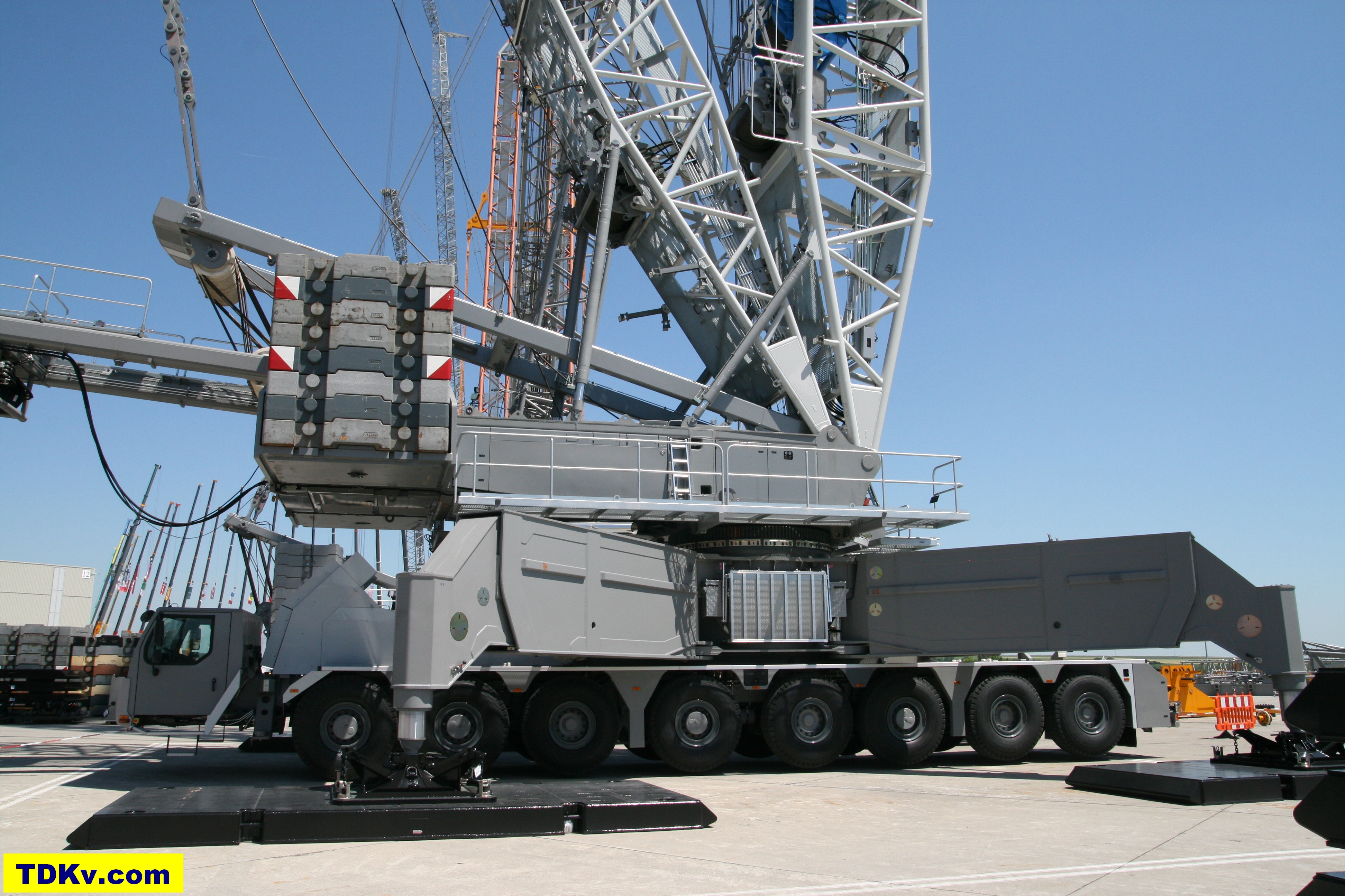 Liebherr LG 1750 lattice boom crane