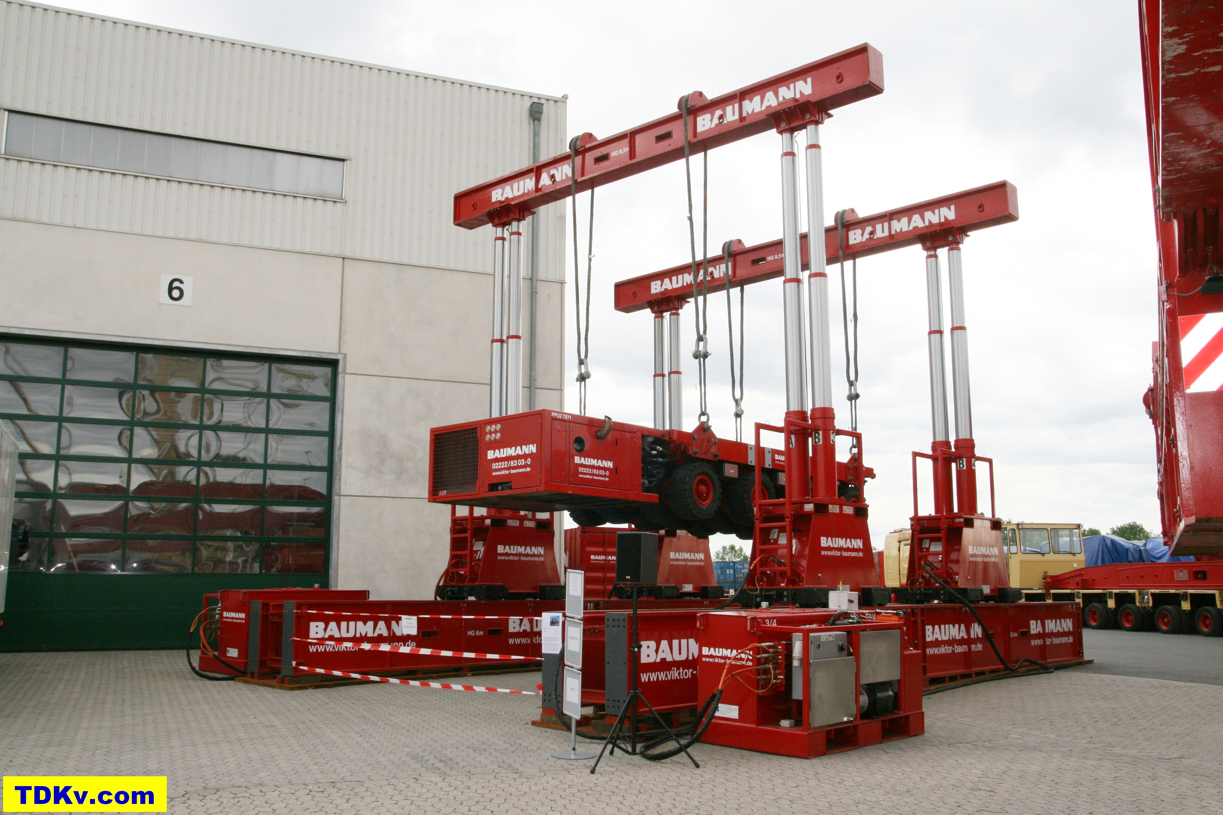 Hydraulic gantry