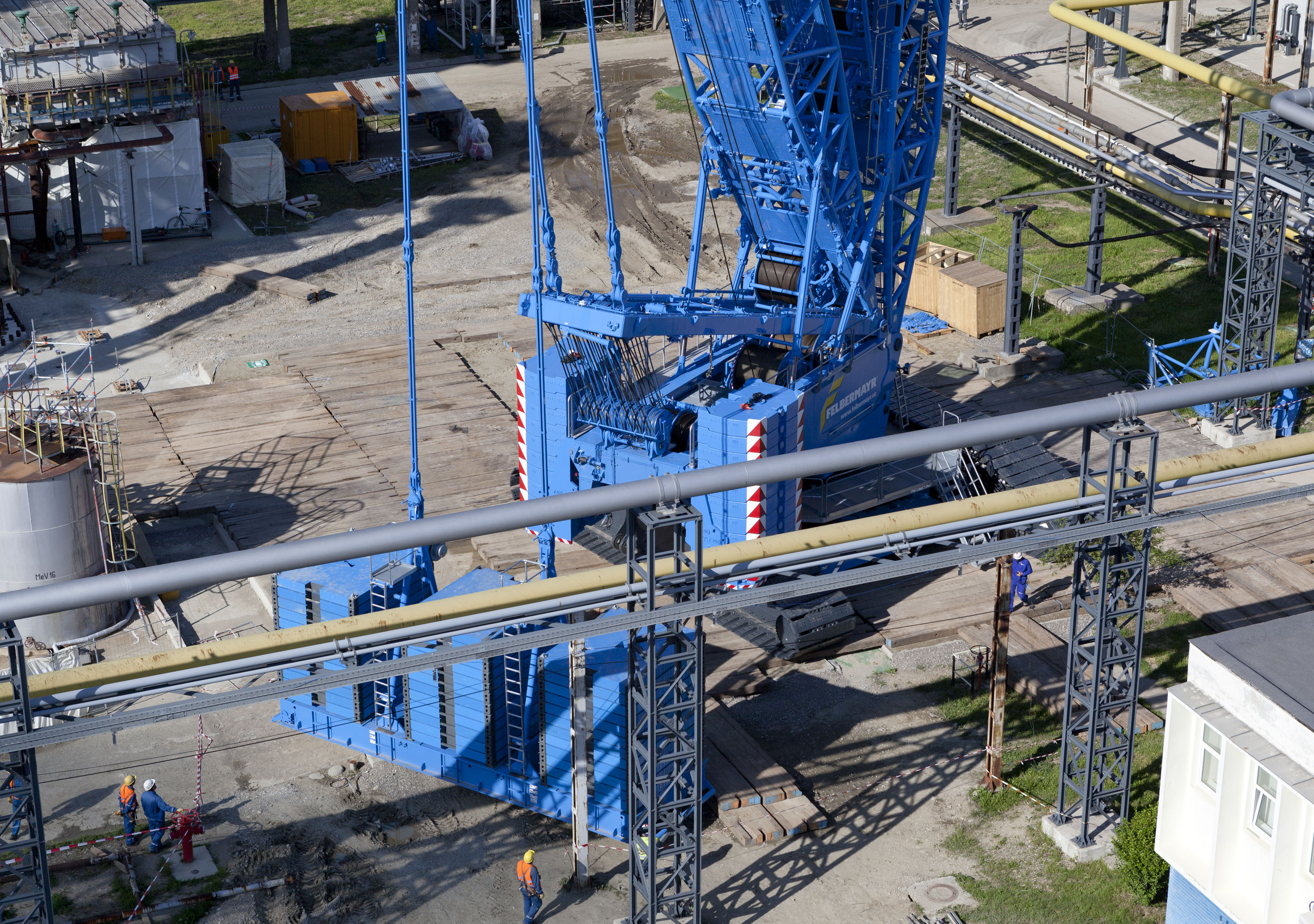 Liebherr LR11000 crawler crane from Felbermayr in Petrom refinery