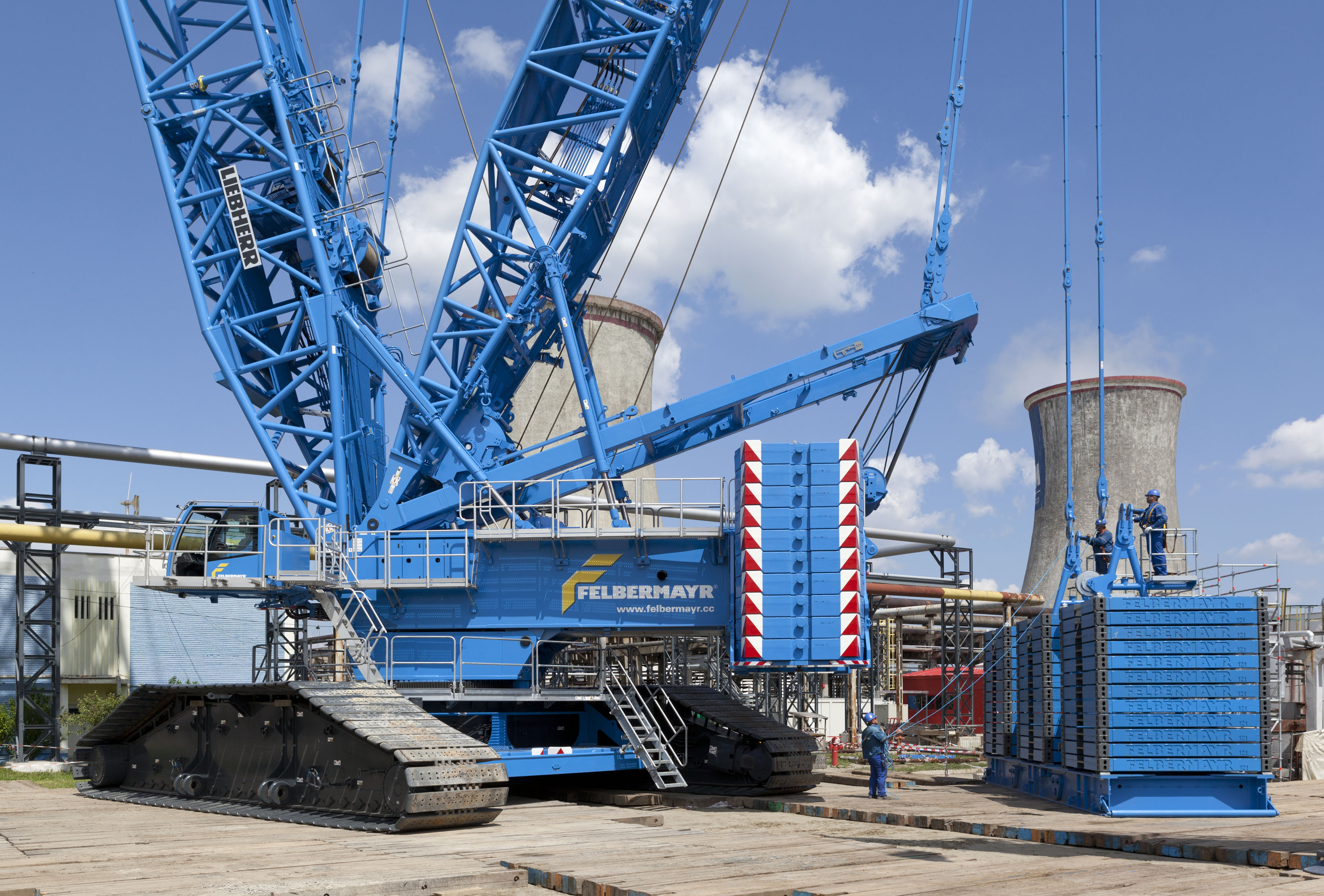 Liebherr LR11000 crawler crane from Felbermayr in Petrom refinery