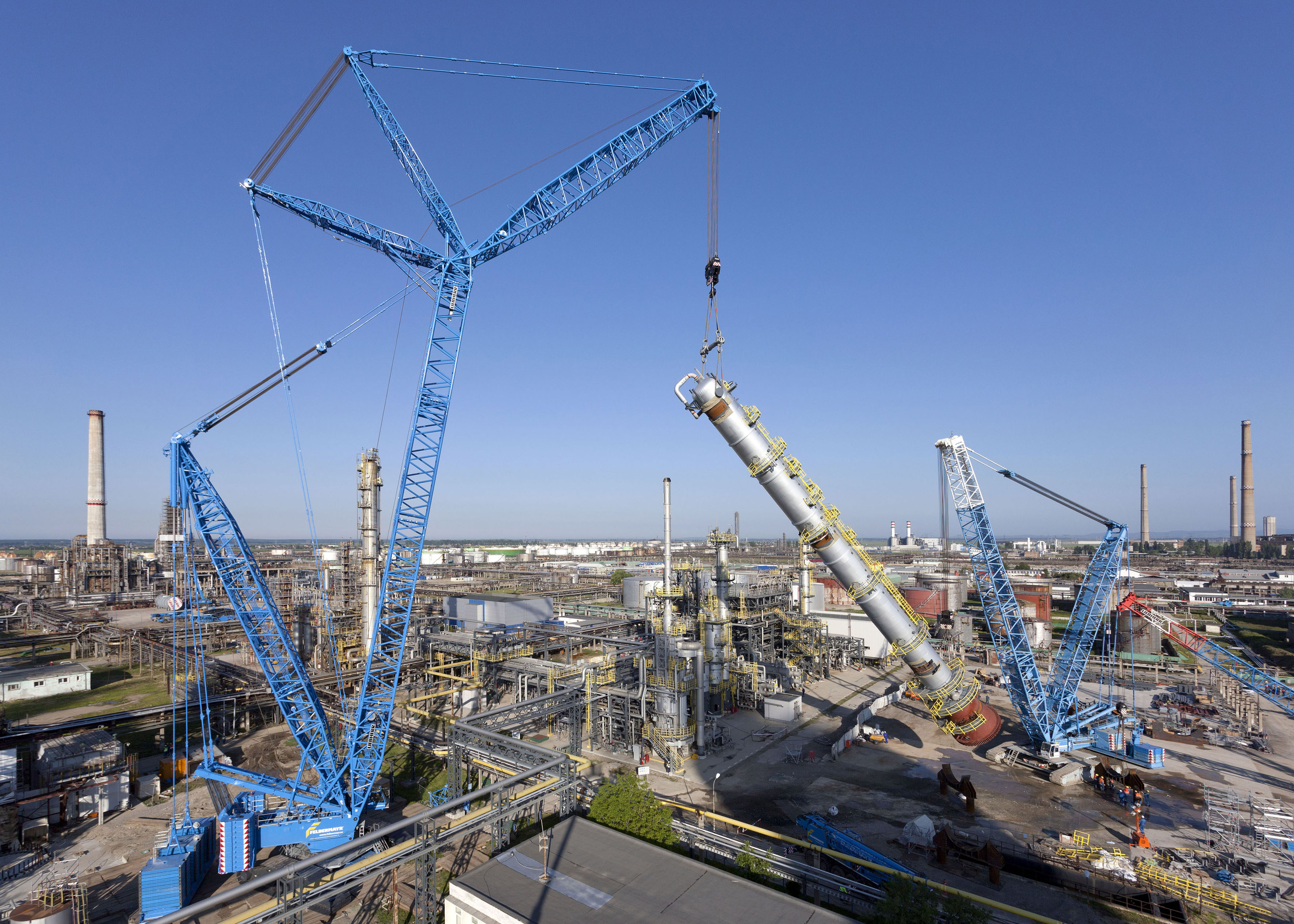 Felbermayr crawler crane LR 11000 from Liebherr in Petrom refinery